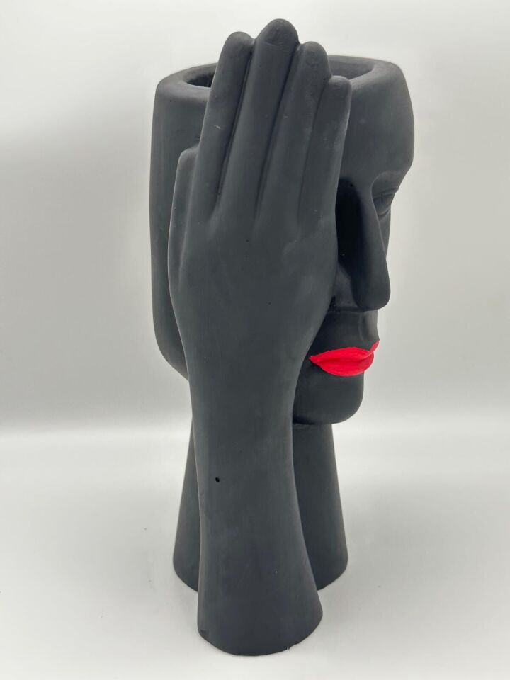 Eli Yüzünde Vazo Siyah