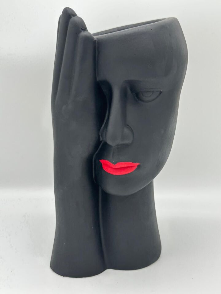 Eli Yüzünde Vazo Siyah