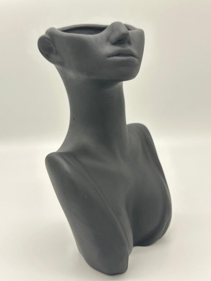 Göğüs Dekolteli Kız Siyah