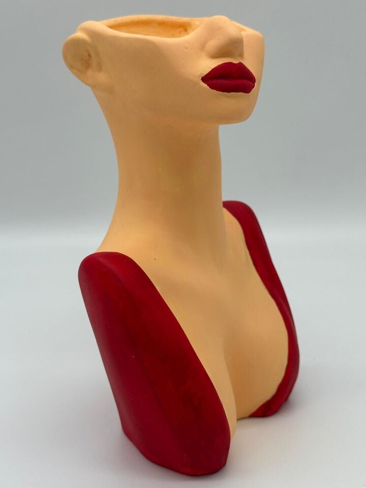 Göğüs Dekolteli Kız Kırmızı