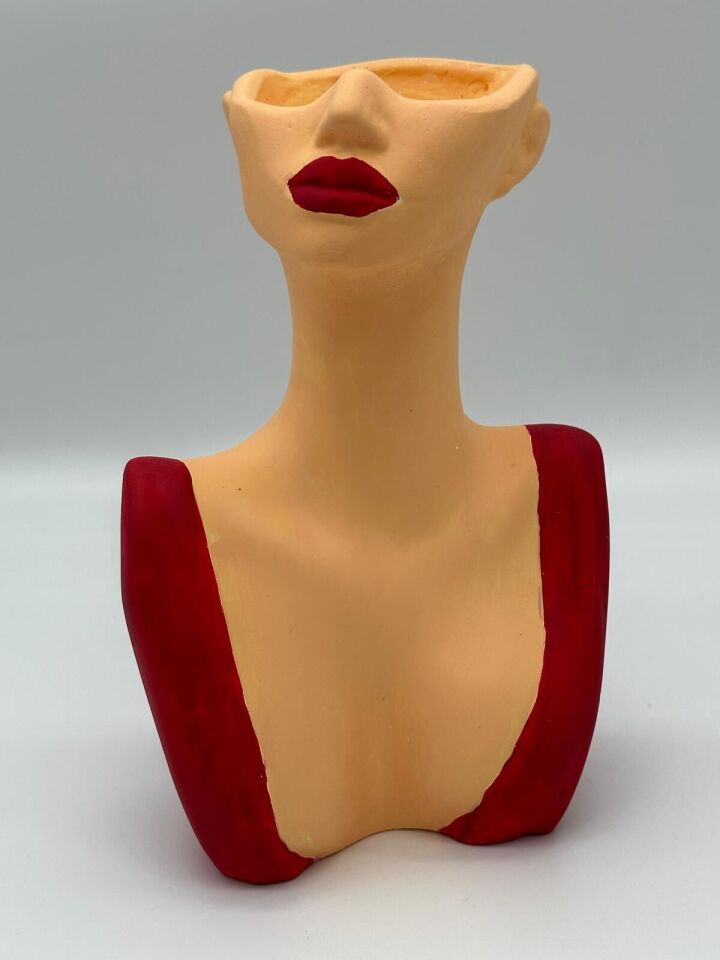 Göğüs Dekolteli Kız Kırmızı