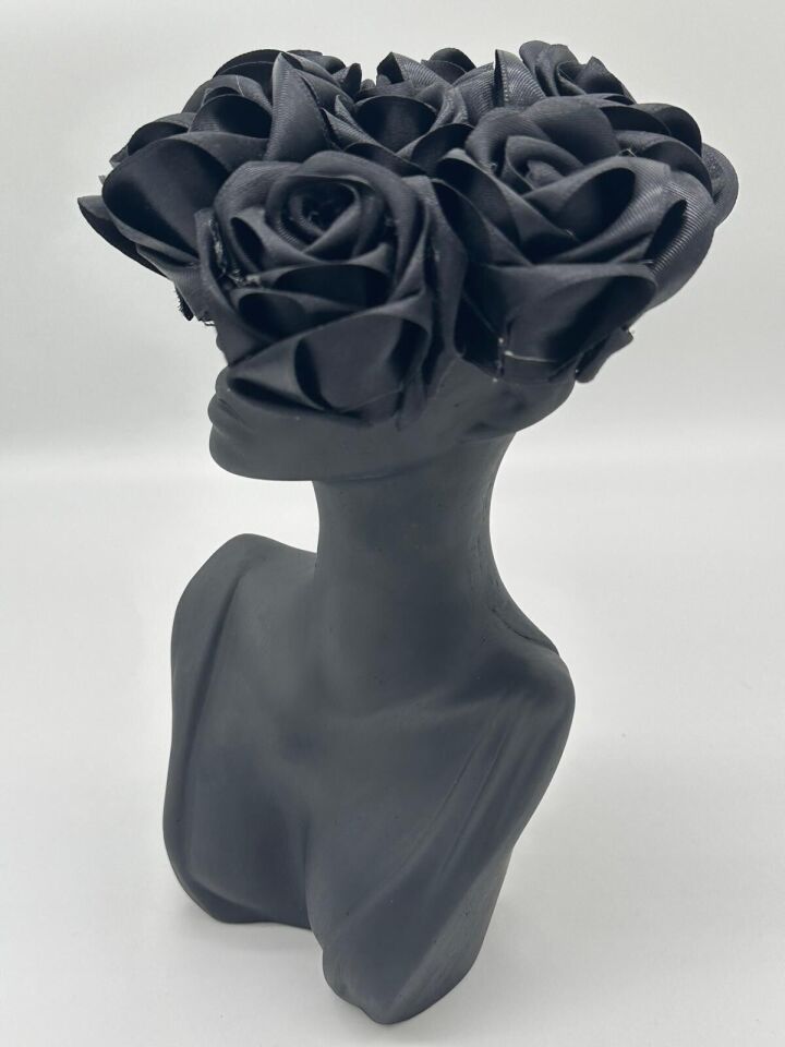 Göğüs Dekolteli Kız Siyah Güllü