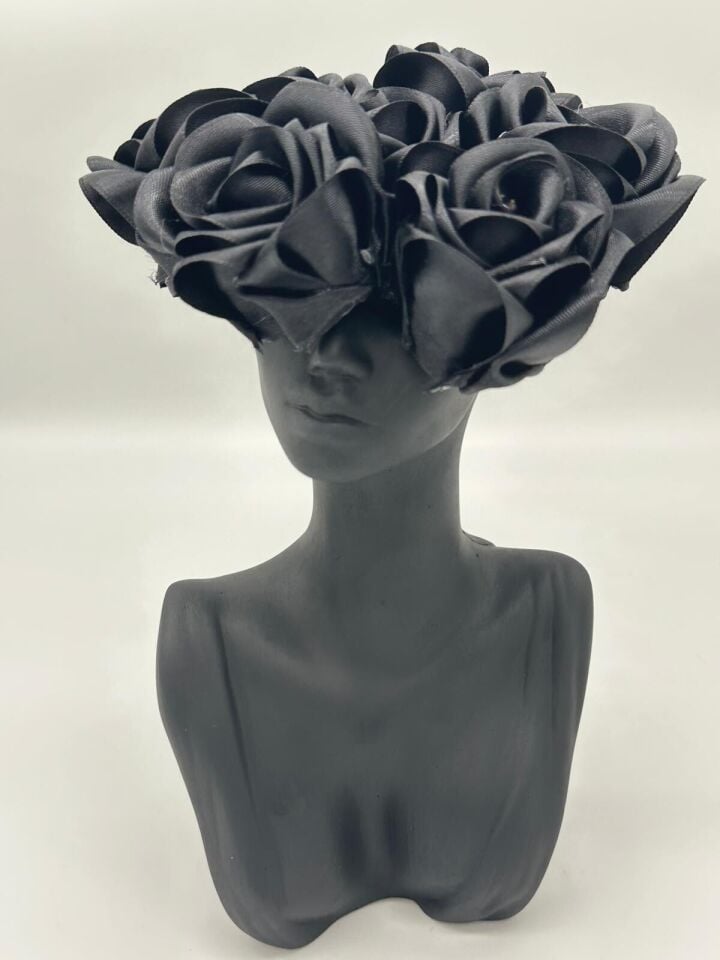 Göğüs Dekolteli Kız Siyah Güllü