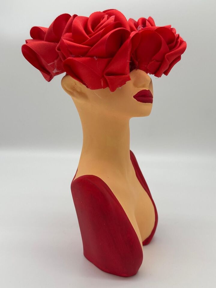 Göğüs Dekolteli Kız Kırmızı Güllü