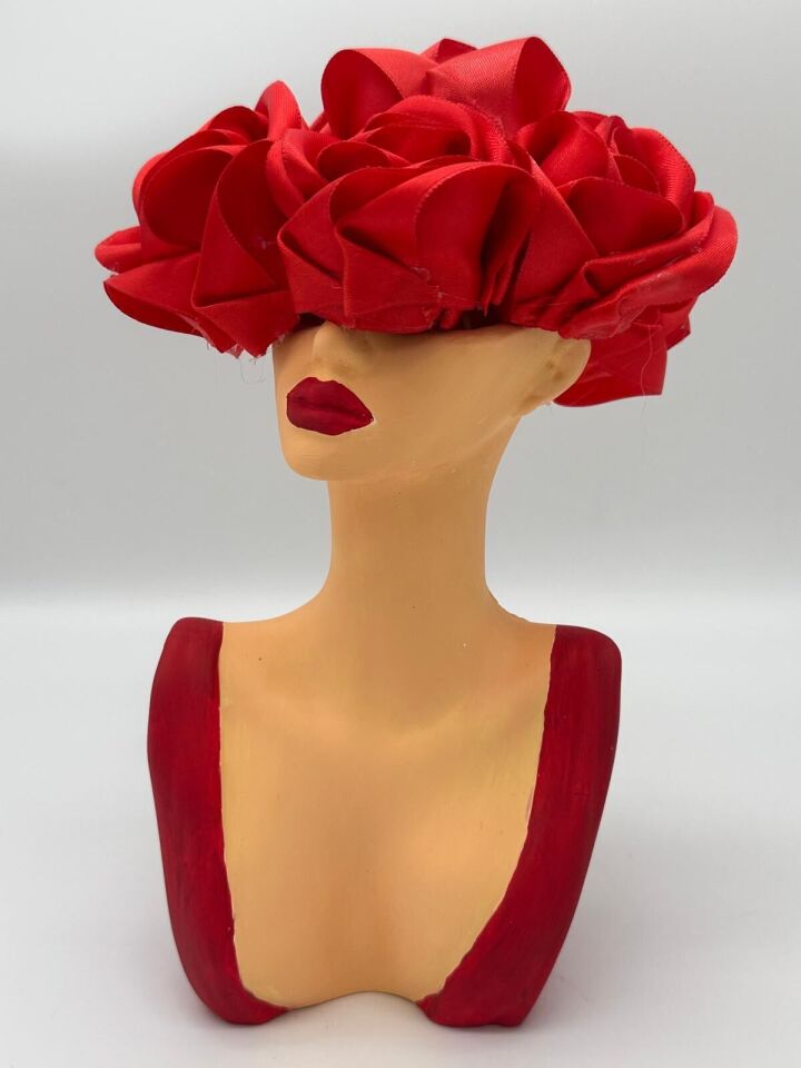 Göğüs Dekolteli Kız Kırmızı Güllü